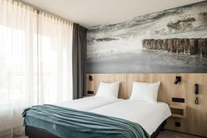 泰尔讷曾City hotel Terneuzen的一间卧室配有一张壁画床