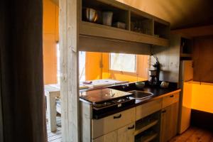 哈尔德韦克Cottage de Luxe的厨房配有炉灶和水槽。