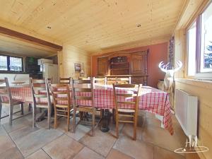 拉布雷斯Le Chalet des Belles Roches proche pistes的厨房以及带桌椅的用餐室。