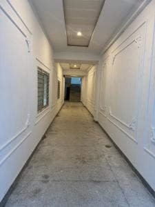 伊斯兰堡Islamabad lodges apartment suite的走廊上空的走廊