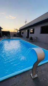 博尼图Casa com piscina的海水中海豚游泳池