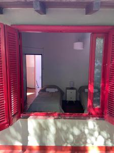 布宜诺斯艾利斯La casona de Palermo Hostel Boutique的一间卧室配有一张床和红色百叶窗