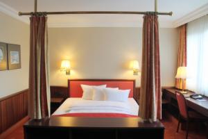 科隆多姆阿帕特尔酒店的配有一张床和一张书桌的酒店客房