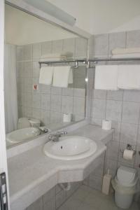 罗德岛卡利地亚Faliraki Dream Apartment 3的一间带水槽、卫生间和镜子的浴室
