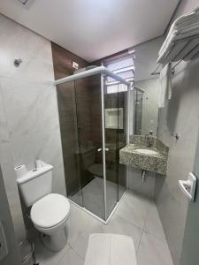 圣保罗Hotel Solar Bela Vista的浴室配有卫生间、淋浴和盥洗盆。