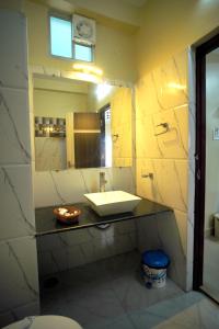 曼达莫尼Aqua Marina Drive Inn的一间带水槽和镜子的浴室