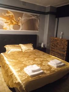 莫尔比耶Chez Ana à Morez的一间卧室配有一张床,上面有两条毛巾