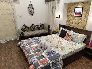 乌代浦Leisure Homestay的一间卧室配有一张床和一张沙发
