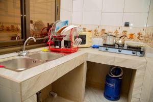 瓦加杜古Résidence YAGOLA的厨房柜台设有水槽和搅拌机
