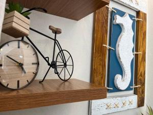 维拉维尔哈Mar & Descanso Itaparica的架子上的自行车,上面有时钟