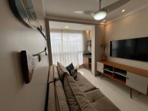维拉维尔哈Mar & Descanso Itaparica的带沙发和平面电视的客厅