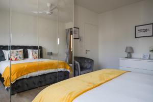 洛迦诺RELAX Ortensia Apartment的一间卧室设有一张床和玻璃墙
