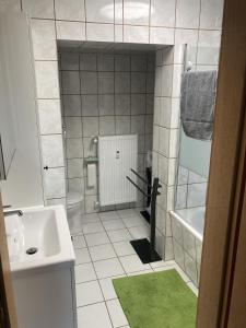 PlaueFerienwohnung Kleinbreitenbach的一间带水槽和卫生间的小浴室