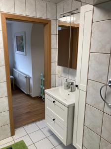 PlaueFerienwohnung Kleinbreitenbach的一间带水槽和镜子的浴室