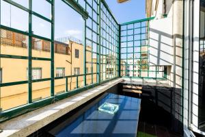 罗马Luxury appartment 250mt for lovers的从带游泳池的大楼的阳台上可欣赏到风景