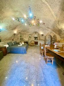 拉卡布雷拉Cueva romántica - Jacuzzi的洞穴内一间卧室,配有一张床和一张桌子
