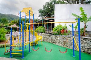 MéridaHotel La Pedregosa的一个带黄色和蓝色滑梯的游乐场