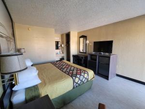 阿卡德尔菲亚阿卡德尔菲亚卡多谷地区速8汽车旅馆的配有一张床和一台平面电视的酒店客房