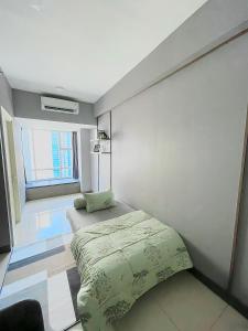 泗水2 BR I ANDERSON I 18floor I above pakuwon mall I the biggest shopping center的一间小卧室,配有床和窗户