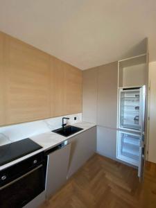 布拉迪斯拉发Bratislava FORESTPARK, FREE parking, self-check IN的一间带水槽和冰箱的小厨房