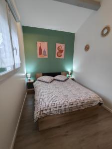 Bourg-Saint-ChristopheLoft and Studio and Love Room的一间卧室配有一张带两个枕头的床