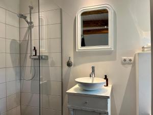 比斯平根Stimbekhof的白色的浴室设有水槽和淋浴。