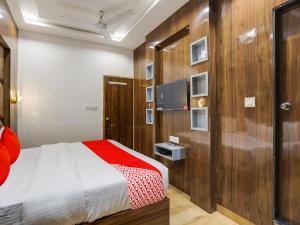 艾哈迈达巴德OYO Hotel bhanu Villa的一间卧室设有一张床和木墙