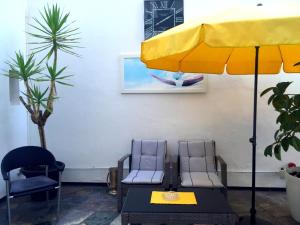 杜塞尔多夫比斯马克酒店的房间里的两张椅子和一把黄伞