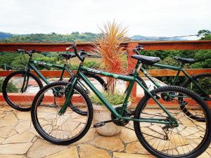 林多亚Pousada do Grande Lago的两辆绿色自行车彼此停放