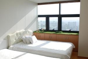 首尔Samseong Coexmall S的卧室设有2张白色的床和大窗户