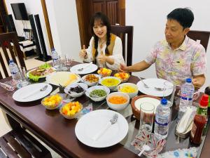 雅拉Udara Guest - Yala Safari的坐在餐桌旁吃饭的男人和女人