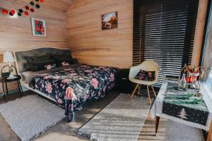 AnnasAnnas Dzirnavas的小木屋内一间卧室,配有一张床
