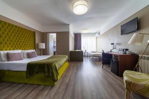 马托西纽什波尔图马尔酒店的配有一张床和一张书桌的酒店客房