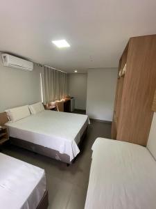 圣保罗Hotel Solar Bela Vista的酒店客房带两张床,房间带两张双人床。