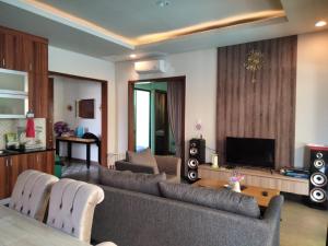 Gadok 1Vila Princess. Vimalla hills 3br+1br Privatepool, minigolf, ayunan besar, bbq的带沙发和电视的客厅