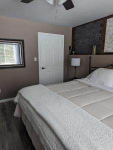 班克罗夫特Suite in the Bush-Private Apartment的卧室设有一张白色大床和一扇窗户。