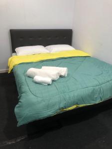 Pasir MasA & Z Roomstay的床上有两条毛巾