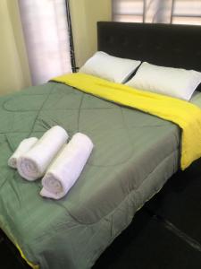 Pasir MasA & Z Roomstay的床上有两条可移动的毛巾
