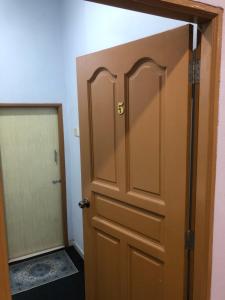 Pasir MasA & Z Roomstay的车库旁的有号码的门