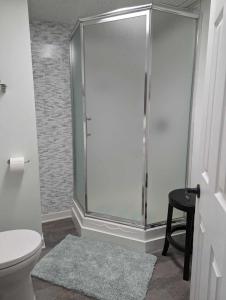 班克罗夫特Suite in the Bush-Private Apartment的带淋浴、卫生间和凳子的浴室