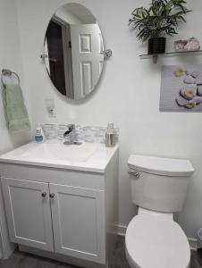 班克罗夫特Suite in the Bush-Private Apartment的浴室设有白色的卫生间和镜子