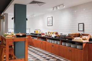 北安普敦假日北安普敦酒店的厨房配有带餐具的吧台