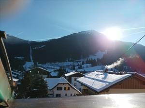 巴德小基希海姆瓦索洛住宿加早餐公寓酒店的享有带雪盖屋顶的滑雪胜地的景致