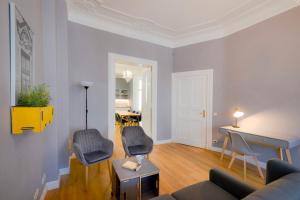 柏林旧城区酒店式公寓的客厅配有沙发和两把椅子