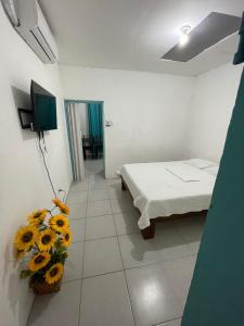 利比里亚Tourquesa Excellent WiFi Private的一间设有一张床和一朵太阳花的房间