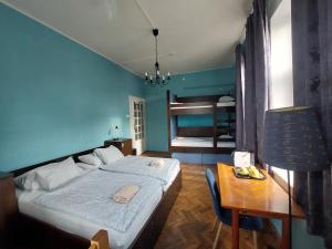 卢布尔雅那VV way - Lisica zvitorepka的一间卧室配有一张床、一张桌子和一张书桌