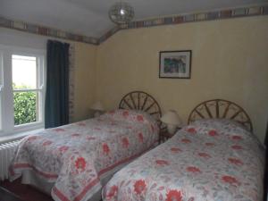 奥斯顿菲尔德斯丹斯霍普馆酒店的一间卧室设有两张床和窗户。