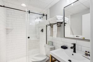 柏斯海滩Cape Suites Room 5 -Free Parking! Hotel Room的一间带卫生间、水槽和镜子的浴室