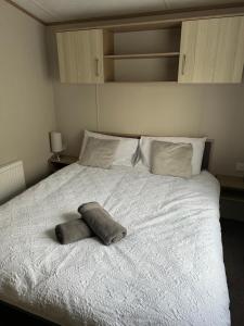 康福斯2 Bedroom Lakeview Lodge - Ensuite & Balcony Deck的床上有枕头