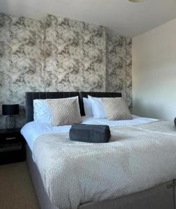 沃灵顿Charming 2-BR Property - Sleeps 5的一间卧室配有一张带白色床单的大床